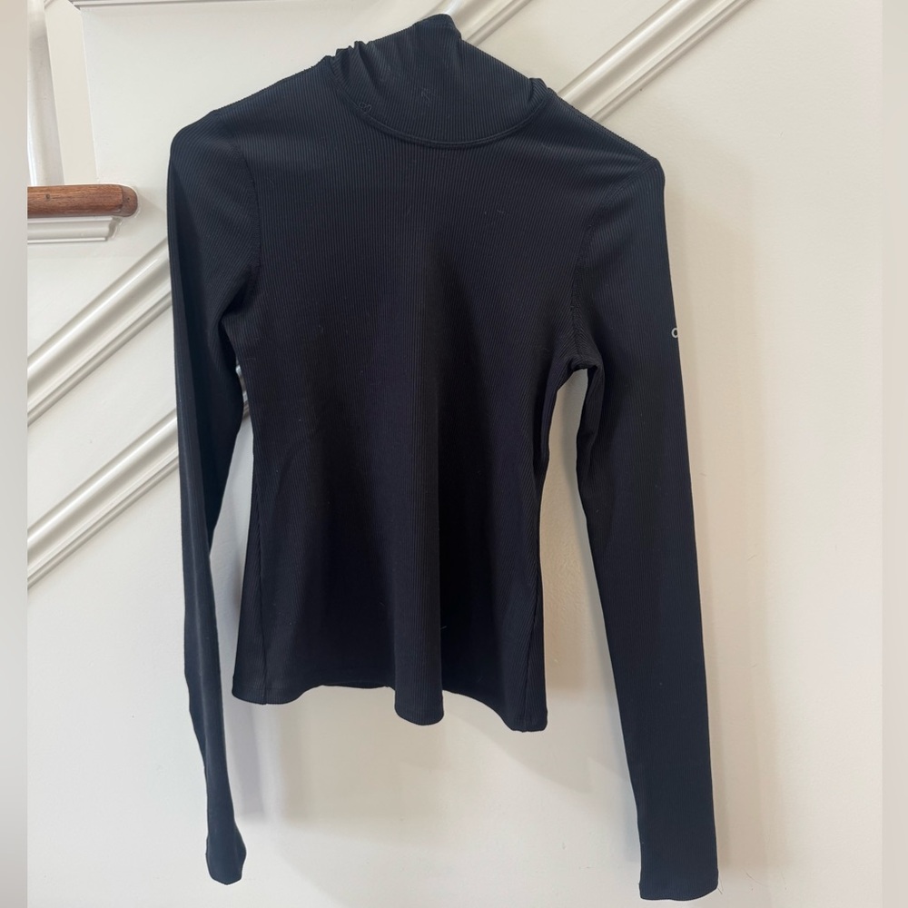 Alo Yoga long sleeve black fitness, top, with back cut out and hood